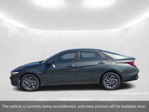 Used 2025 Hyundai Elantra Hybrid FWD image 9