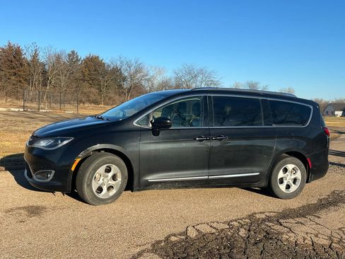 Used 2017 Chrysler Pacifica Touring-L Plus image 3