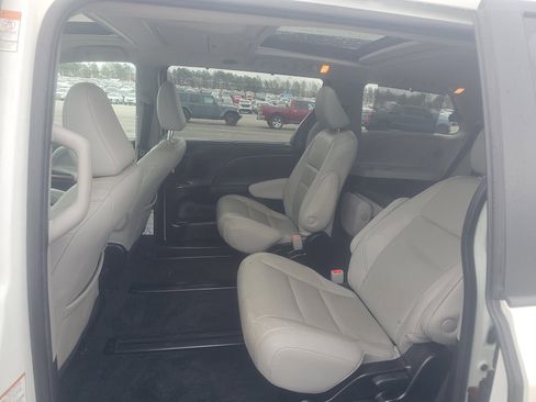 Used 2019 Toyota Sienna Limited Premium image 13