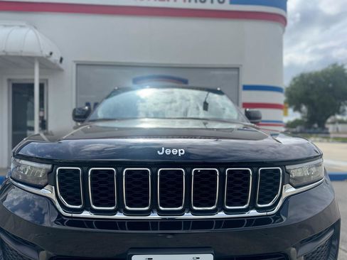 Used 2023 Jeep Grand Cherokee Laredo w/ Luxury Tech Group I AWD/4WD image 10