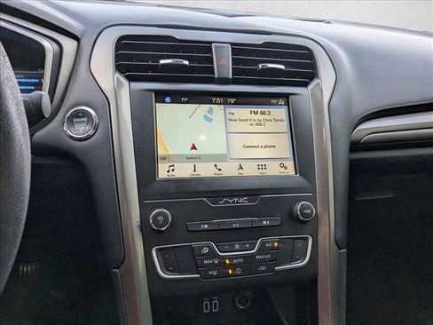 Used 2019 Ford Fusion SE FWD image 11