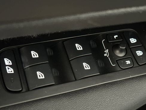 Used 2021 Volvo XC40 T4 R-Design w/ Climate Package image 13