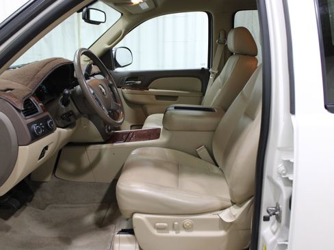 Used 2011 Chevrolet Suburban LTZ image 3