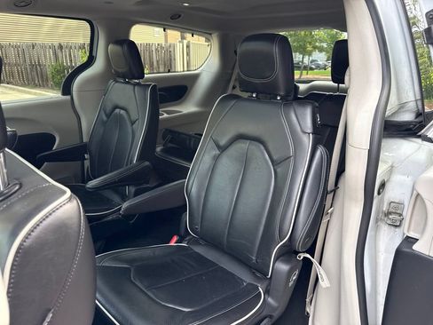 Used 2023 Chrysler Pacifica Limited FWD image 20