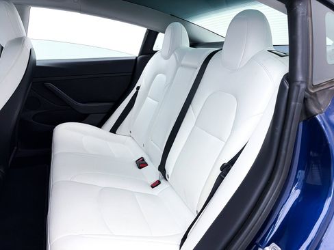 Used 2022 Tesla Model 3 Standard Range image 31