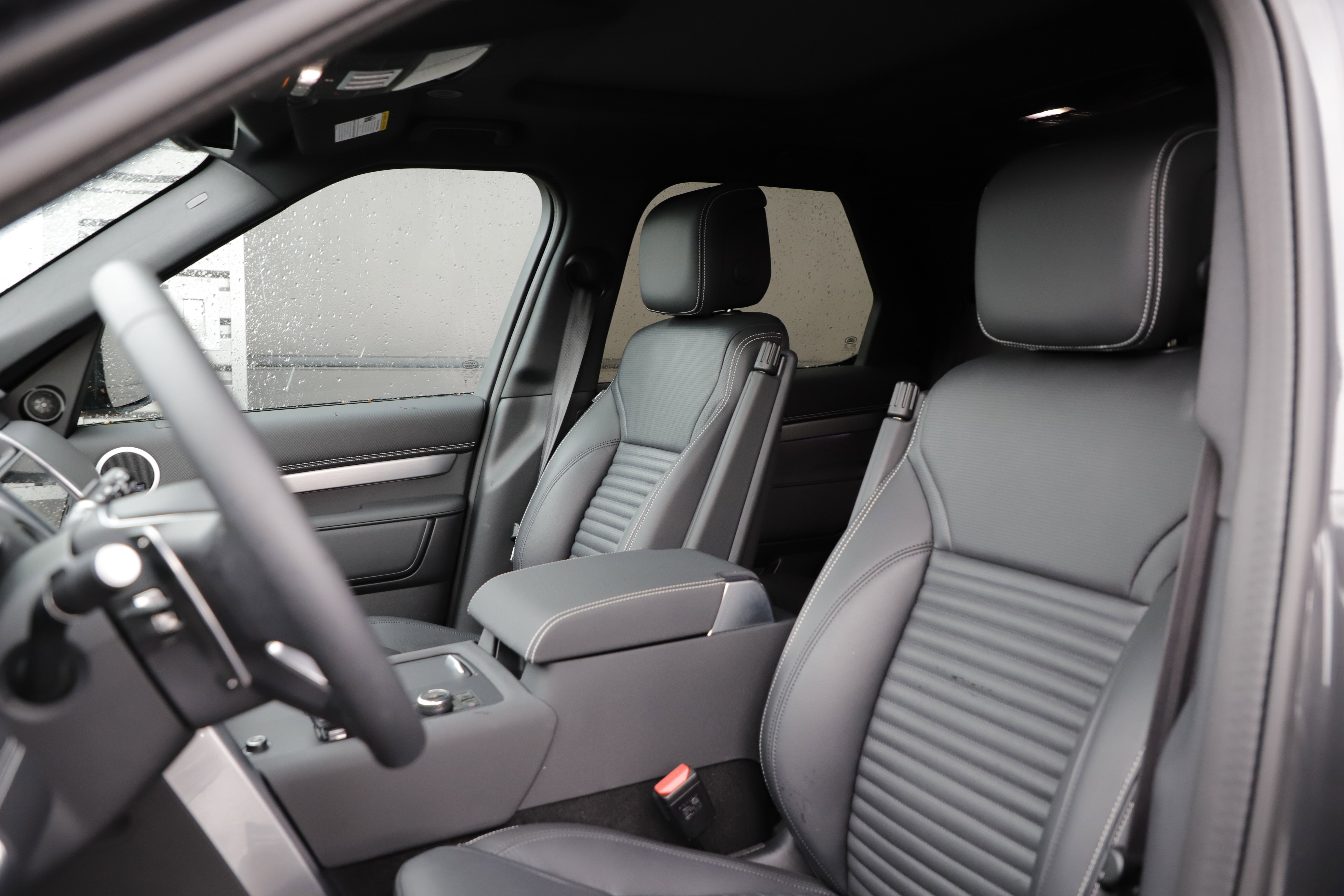 Certified 2025 Land Rover Discovery Dynamic SE AWD/4WD image 17