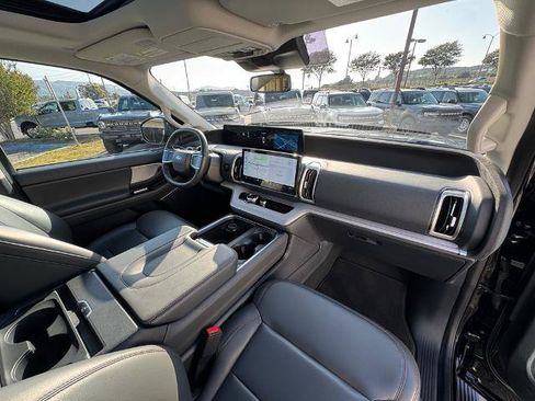 Certified 2025 Ford Expedition Active AWD/4WD image 33