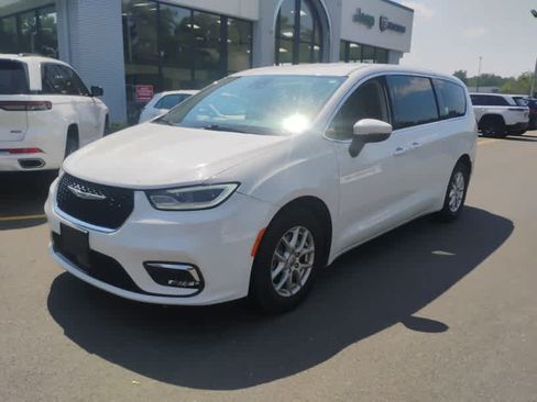 Used 2023 Chrysler Pacifica Touring-L FWD image 3