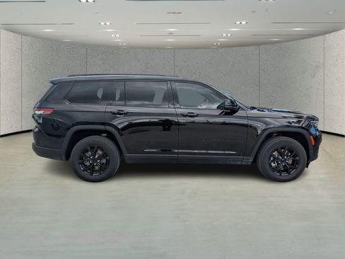 Used 2025 Jeep Grand Cherokee L Laredo image 2