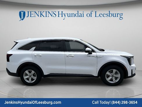 Used 2024 Kia Sorento LX FWD image 3