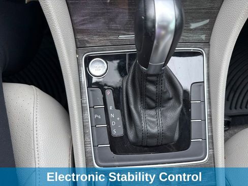 Used 2018 Volkswagen Passat 2.0T SE FWD image 9