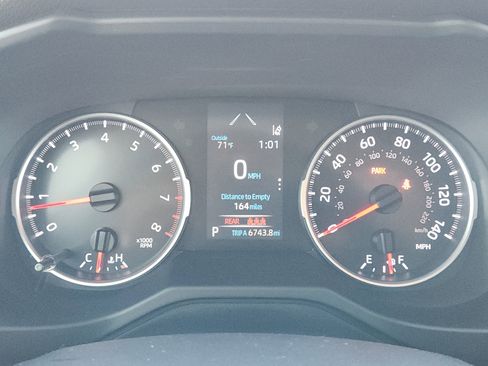 Used 2021 Toyota RAV4 XLE Premium image 18