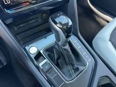 Used 2025 Volkswagen Taos SE w/ Panoramic Sunroof Package FWD image 15