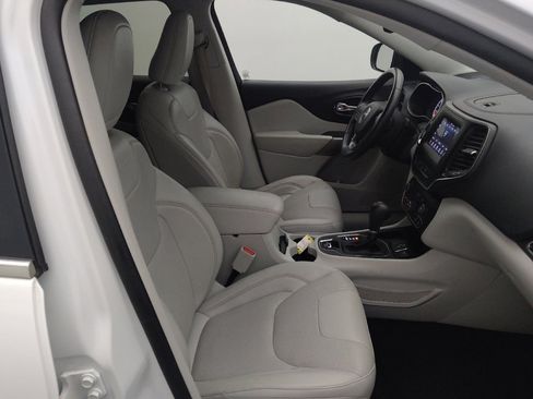 Used 2021 Jeep Cherokee Latitude Lux w/ Mopar Interior Package FWD image 21