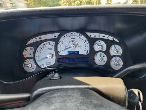 Used 2005 Chevrolet Avalanche Z71 w/ Sun And Sound Package image 16