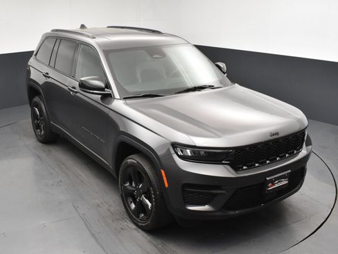 Used 2023 Jeep Grand Cherokee Altitude AWD/4WD image 17