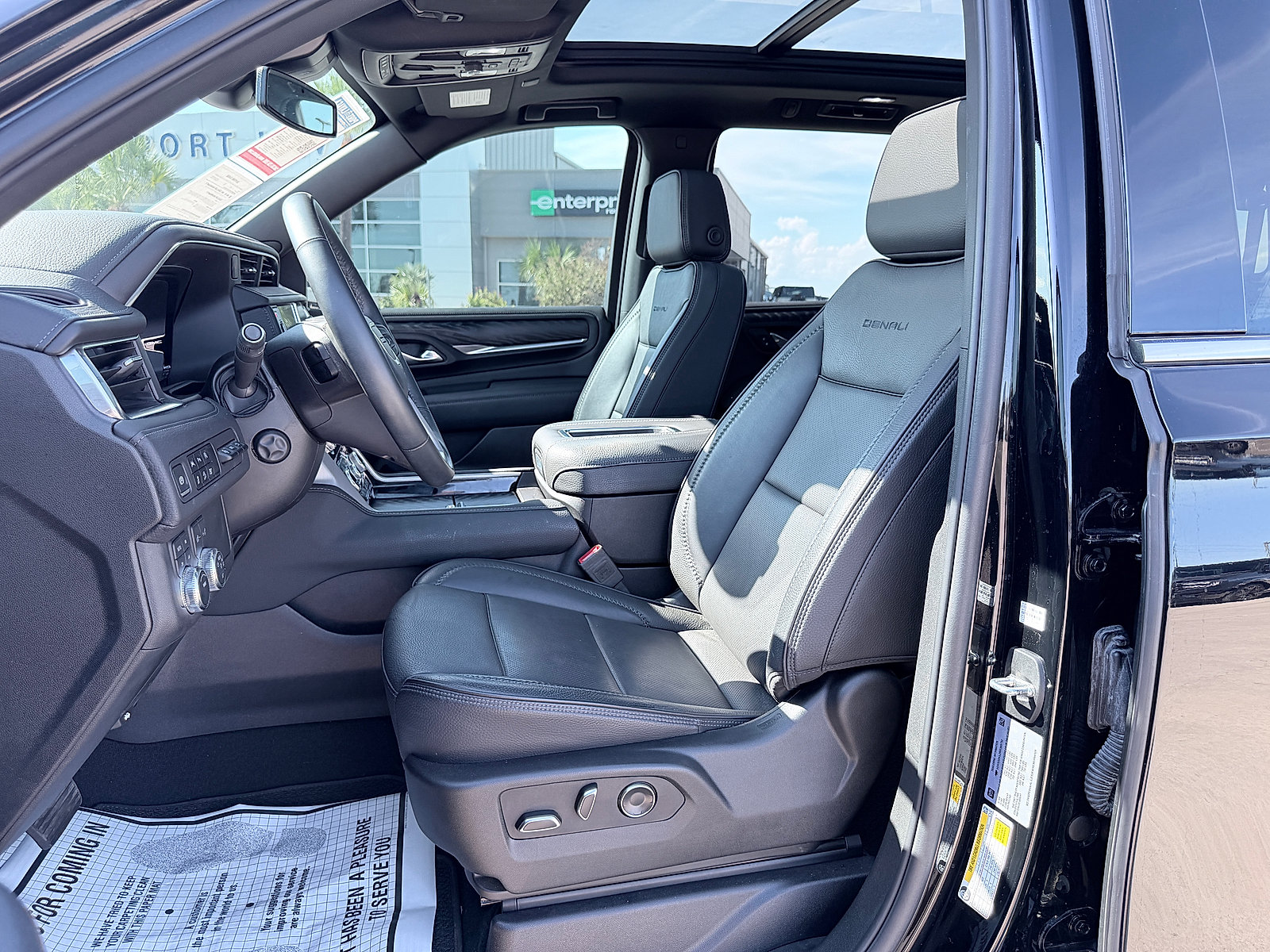 Used 2024 GMC Yukon Denali AWD/4WD image 25