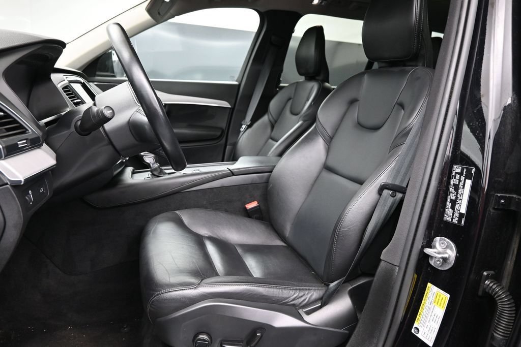 Used 2022 Volvo XC90 T5 Momentum AWD/4WD image 2