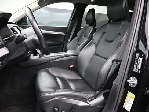 Used 2022 Volvo XC90 T5 Momentum AWD/4WD image 2