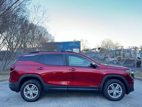 Used 2022 GMC Terrain SLE w/ Driver Convenience Package image 4