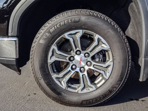 Certified 2025 GMC Sierra 1500 SLT image 18