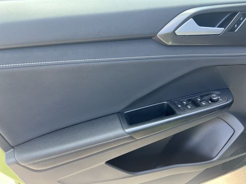 Certified 2025 Volkswagen Taos SE FWD image 12