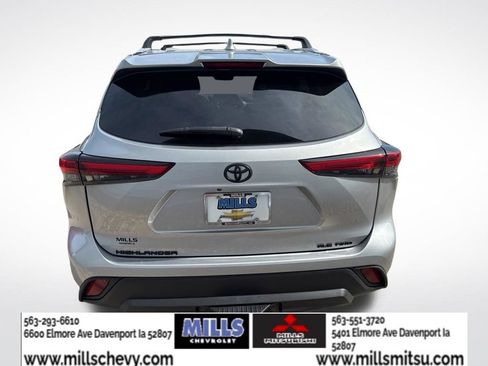 Used 2022 Toyota Highlander XLE AWD/4WD image 4