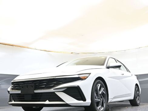 Used 2025 Hyundai Elantra SEL w/ Cargo Package image 38