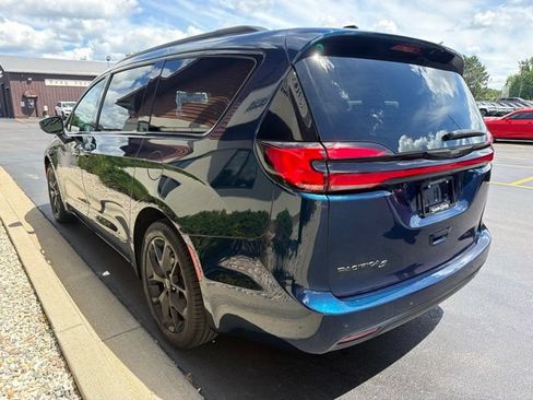 Used 2023 Chrysler Pacifica Touring-L w/ S Appearance Package FWD image 14