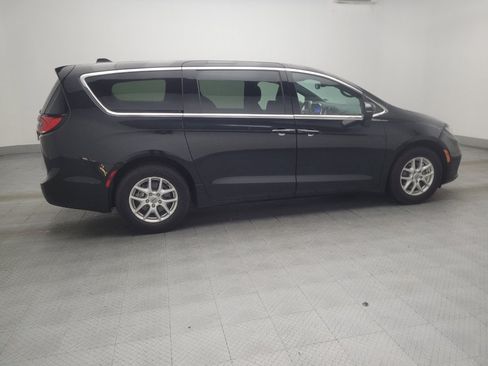 Used 2023 Chrysler Pacifica Touring FWD image 10