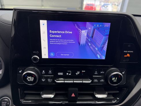 Used 2024 Toyota Highlander XLE image 17