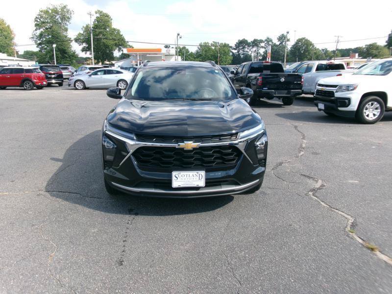 Used 2025 Chevrolet Trax LT w/ LT Convenience Package FWD image 3