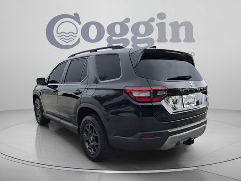 Used 2025 Honda Pilot TrailSport image 4