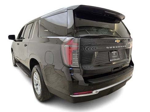 Used 2025 Chevrolet Suburban LT image 11