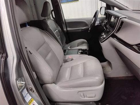 Used 2016 Toyota Sienna XLE image 15