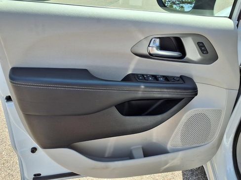 Used 2023 Chrysler Pacifica Touring-L FWD image 17