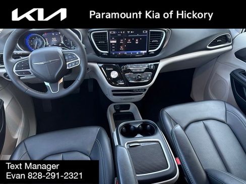 Used 2024 Chrysler Pacifica Touring-L FWD image 16