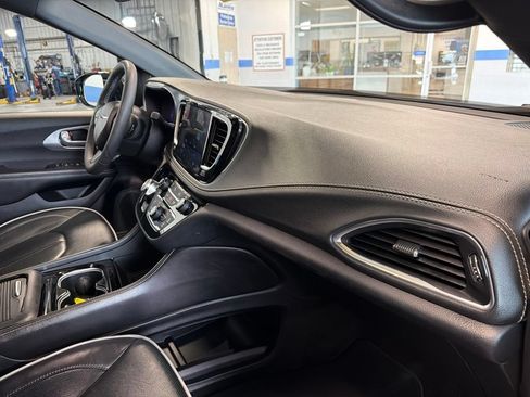 Used 2026 Chrysler Pacifica Limited w/ S Appearance Package FWD image 34