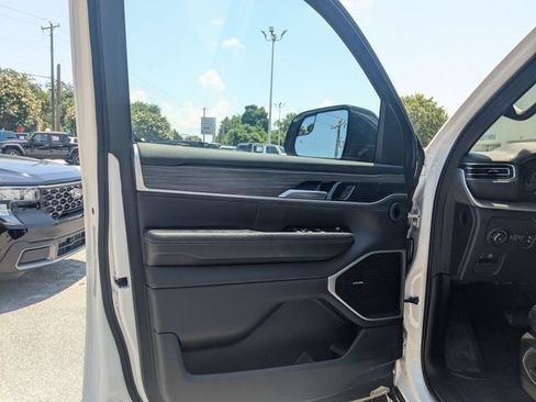 Used 2024 Jeep Wagoneer L Series II w/ Flexible Seating Group AWD/4WD image 16