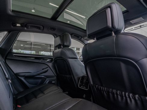 Used 2023 Porsche Macan AWD/4WD image 28