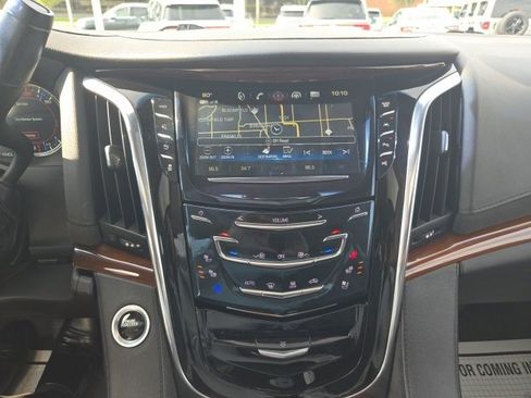 Used 2018 Cadillac Escalade Luxury image 36