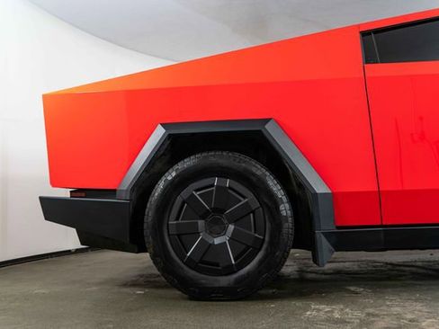 Used 2025 Tesla Cybertruck AWD Crew Cab image 10