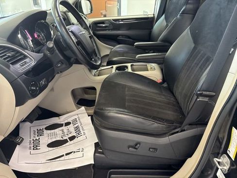 Used 2014 Chrysler Town & Country Touring-L FWD image 15