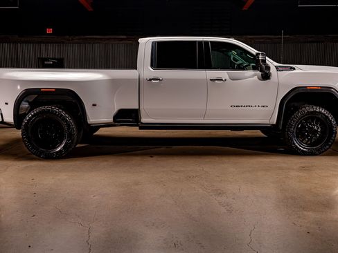 Used 2023 GMC Sierra 3500 Denali w/ Denali Ultimate Package image 11