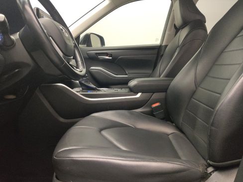 Used 2021 Toyota Highlander XLE image 17