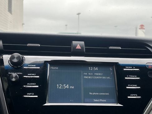 Used 2018 Toyota Camry SE image 12