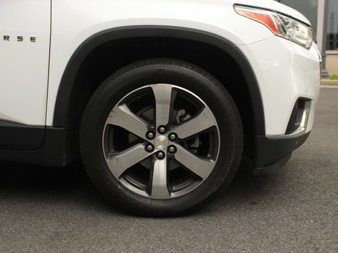 Used 2019 Chevrolet Traverse LT w/ LT Premium Package AWD/4WD image 4