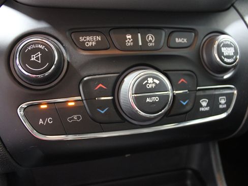 Used 2018 Jeep Cherokee Trailhawk w/ Comfort/Convenience Group AWD/4WD image 16