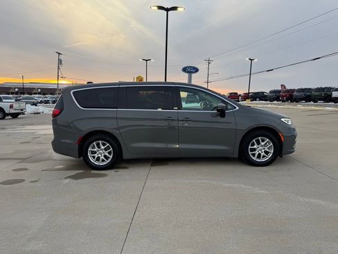Used 2023 Chrysler Pacifica Touring-L image 3