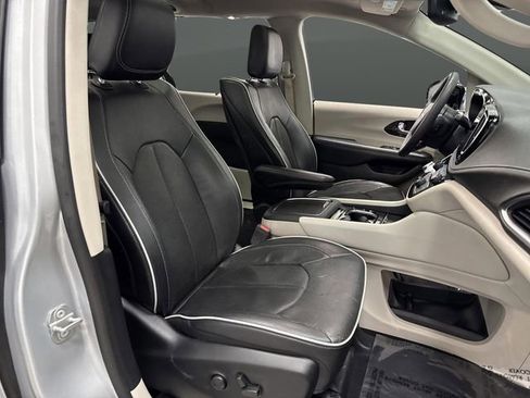 Used 2023 Chrysler Pacifica Limited w/ Uconnect Theater Family Group image 35